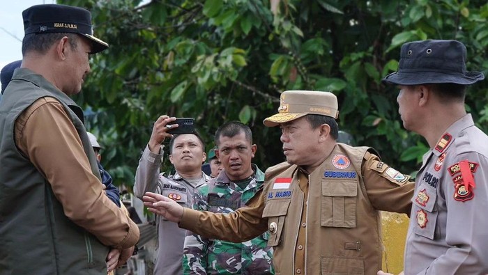 Al Haris tinjau jembatan penghubung yang ambles.