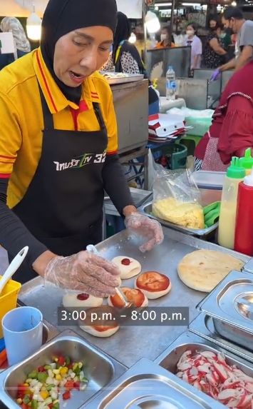 Penjual Pizza di Atraksi Street Street Melempar Pizza Sambil Mata Tertutup