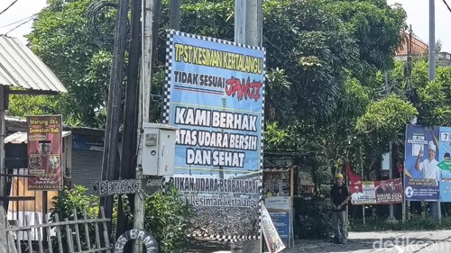 Baliho protes soal bau TPST Kesiman Kertalangu yang terpasang di kawasan Biaung Desa Kesiman Kertalangu, Bali pada Selasa (2/1/2024). (Ni Made Lastri Karsiani Putri-detikBali)
