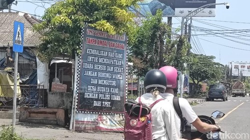 Baliho protes soal bau TPST Kesiman Kertalangu yang terpasang di kawasan Biaung Desa Kesiman Kertalangu, Bali pada Selasa (2/1/2024). (Ni Made Lastri Karsiani Putri-detikBali)