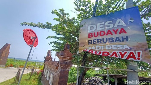 Baliho protes soal bau TPST Kesiman Kertalangu yang terpasang di kawasan Biaung Desa Kesiman Kertalangu, Bali pada Selasa (2/1/2024). (Ni Made Lastri Karsiani Putri-detikBali)