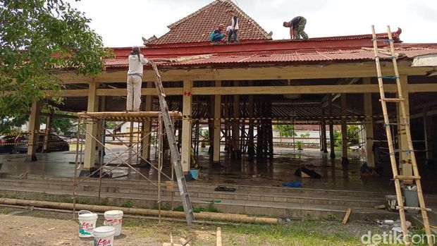 Bangunan Ndalem Sasana Mulya yang sedang dicek kerusakannya, Selasa (2/1/2024).