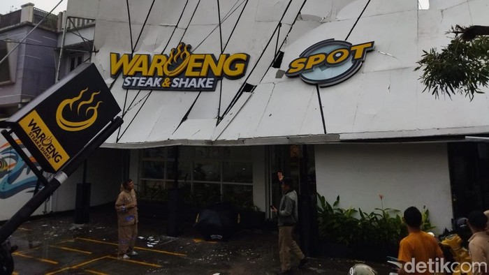 Bangunan rumah makan steak and shake di Kota Malang roboh diterpa hujan angin kencang.