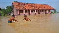 Menurut data sementara BPBD setempat, banjir diakibatkan hujan deras dan meluapnya Sungai Tuntang.