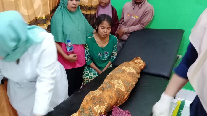 Bayi meninggal dunia akibat tertimbun longsor di Kerinci, Jambi.