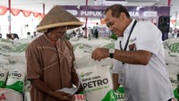 Direktur Pemasaran Pupuk Indonesia Tri Wahyudi Saleh (kanan) menyerahkan pupuk kepada perwakilan petani pada bazar pupuk untuk petani di GOR Satria Purwokerto, Banyumas, Jawa Tengah, Selasa (2/1/2024). PT Pupuk Indonesia menggelar bazar pupuk bagi petani sebagai upaya untuk mendukung program percepatan musim tanam dan memastikan penyaluran pupuk bersubsidi berjalan lancar serta menyediakan kemudahan akses pupuk bersubsidi dan non subsidi bagi petani.
