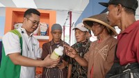 Petugas menjelaskan manfaat pupuk cair kepada petani pada bazar pupuk untuk petani di GOR Satria Purwokerto, Banyumas, Jawa Tengah, Selasa (2/1/2024). PT Pupuk Indonesia menggelar bazar pupuk bagi petani sebagai upaya untuk mendukung program percepatan musim tanam dan memastikan penyaluran pupuk bersubsidi berjalan lancar serta menyediakan kemudahan akses pupuk bersubsidi dan non subsidi bagi petani.