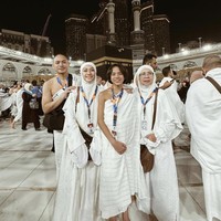 Selain bersama Tiko, ia juga mengajak Noah Sinclair, putra BCL dan almarhum Ashraf Sinclair, beserta sang ibunda. Foto: Instagram @itsmebcl