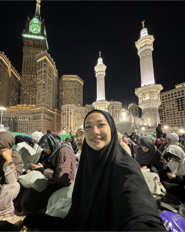 “Alhamdulillah.. Umroh di malam terakhir di tahun 2023.. Thank you 2023, its been amazing.. Happy New Year,” tulisnya di Instagram.