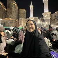 “Alhamdulillah.. Umroh di malam terakhir di tahun 2023.. Thank you 2023, its been amazing.. Happy New Year,” tulisnya di Instagram.