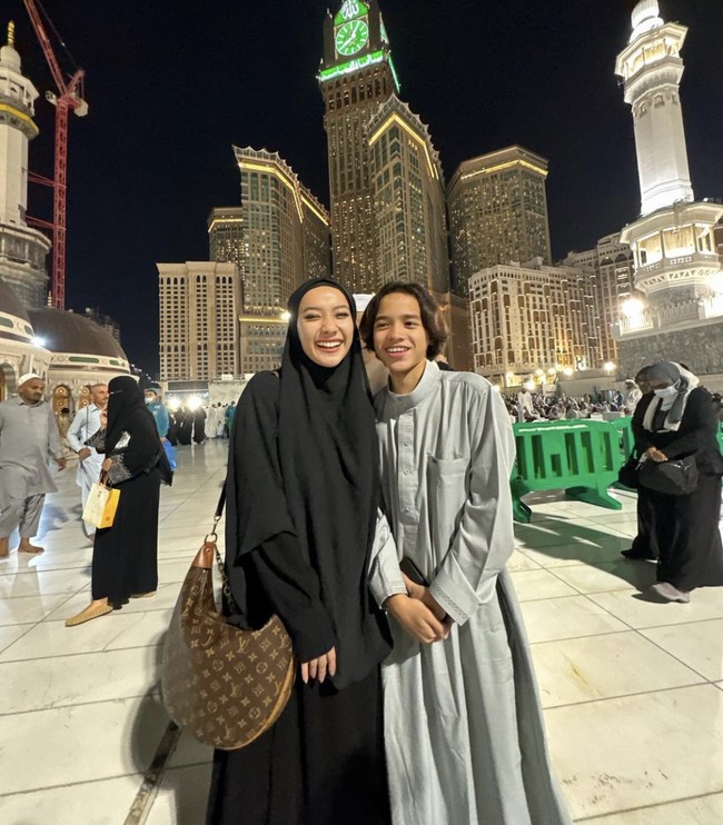 Kemudian ada momen di mana BCL mengenakan gamis hitam panjang dan hijab menutup dada. Ia berpose bersama Noah yang juga mengenakan gamis abu-abu model pria.