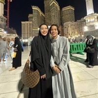 Kemudian ada momen di mana BCL mengenakan gamis hitam panjang dan hijab menutup dada. Ia berpose bersama Noah yang juga mengenakan gamis abu-abu model pria.