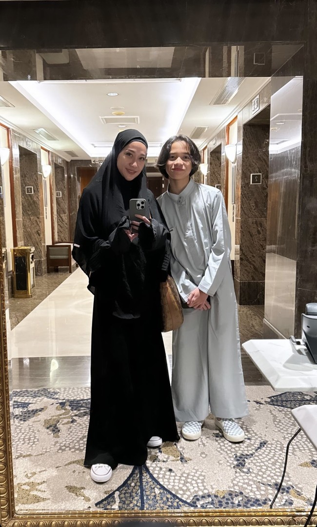 Selama di Mekkah, BCL memilih mengenakan sneakers agar lebih nyaman. Noah pun menggunakan sneakers seperti BCL. Foto: Instagram @itsmebcl