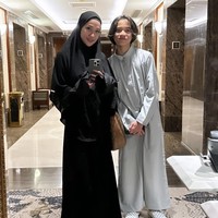 Selama di Mekkah, BCL memilih mengenakan sneakers agar lebih nyaman. Noah pun menggunakan sneakers seperti BCL. Foto: Instagram @itsmebcl