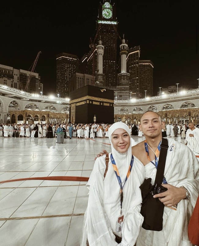 Ketika banyak selebriti menghabiskan akhir tahun liburan ke luar negeri, BCL dan keluarga memilih pergi umrah. Ini momen pertama BCL pergi umrah bersama Tiko setelah menikah. Foto: Instagram @itsmebcl