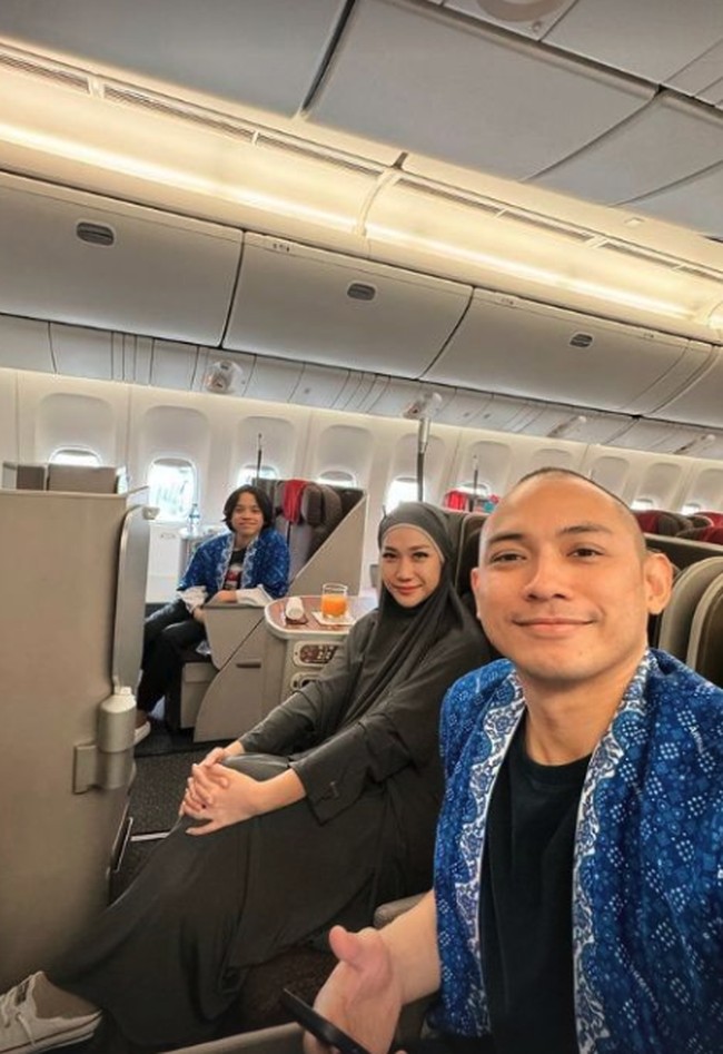 BCL menerapkan gaya hijab syar’i mulai dari naik pesawat. Sementara Tiko dan Noah memakai seragam batik biru saat umrah. Foto: Instagram @itsmebcl