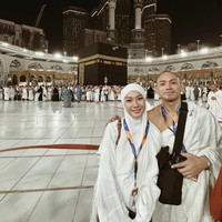 Ketika banyak selebriti menghabiskan akhir tahun liburan ke luar negeri, BCL dan keluarga memilih pergi umrah. Ini momen pertama BCL pergi umrah bersama Tiko setelah menikah. Foto: Instagram @itsmebcl