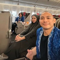 BCL menerapkan gaya hijab syar’i mulai dari naik pesawat. Sementara Tiko dan Noah memakai seragam batik biru saat umrah. Foto: Instagram @itsmebcl