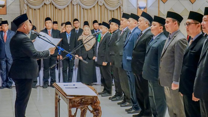 Bupati Gresik Fandi Akhmad Yani saat melantik sejumlah pejabat Pemkab.