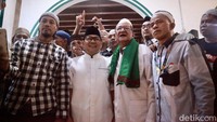 Mantan menteri tenaga kerja dan transmigrasi itu menggunakan kemeja putih dan peci hitam, saat melakukan ziarah dengan rombongan Timnas AMIN.