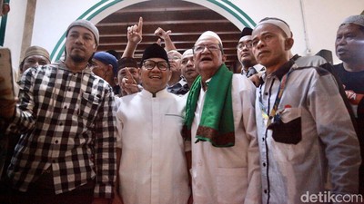 Momen Cak Imin Ziarah ke Makam Habib Husein Luar Batang