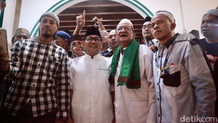 Makam Habib Husein Luar Batang dengan suasana religius dan pengunjung yang berziarah