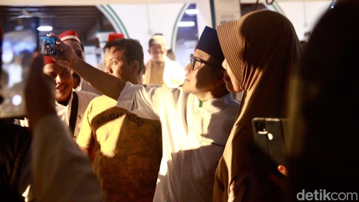 Cawapres Muhaimin Iskandar berziarah di makam Habib Husein Luar Batang di Penjaringan, Jakarta Utara. Cak Imin berdialog dengan pengelola masjid dan makam.