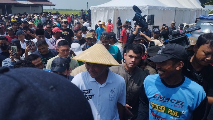 Capres nomor urut 3, Ganjar Pranowo bertemu dengan para petani di Demak, Jawa Tengah, Selasa (2/1/2024).