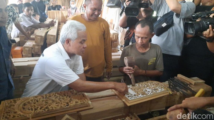 Capres nomor urut 3 Ganjar Pranowo saat ketemu dengan perajin gebyok ukir di Desa Blimbingrejo Kecamatan Nalumsari, Jepara, Senin (2/1/2023).