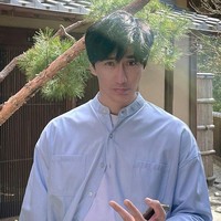 Fotografer dan model Chuando Tan kerap jadi perbincangan di internet karena penampilannya yang awet muda. Banyak yang sulit percaya kalau pria asal Singapura ini sudah memasuki usia paruh baya. Foto: Instagram/@chuando_chuandoandfrey