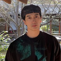 Chuando memulai kariernya sebagai model sejak usia 16 tahun. Setelah pensiun jadi model, dia alih profesi menjadi fotografer fashion. Ia mendirikan agensi model AVE Management dan membangun studio fotografi Chuando & Frey bersama rekannya. Foto: Instagram/@chuando_chuandoandfrey