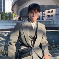 Pria yang juga berprofesi sebagai pengarah artistik ini usianya hampir menginjak kepala enam. Tepatnya, pada 2023 ini dia 57 tahun. Foto: Instagram/@chuando_chuandoandfrey