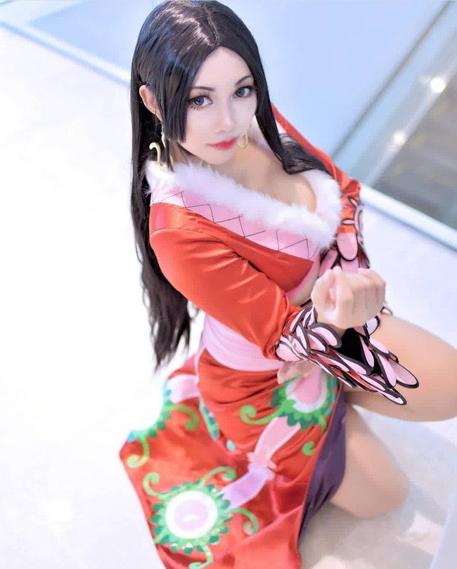 Cosplayer Indonesia @aoni_ayanami ini juga berbagi foto saat menjadi Ratu Bajak Laut yang punya kekuatan hebat. Foto: Dok. Instagram