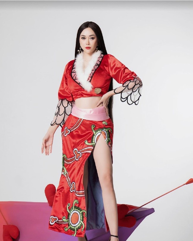 Terakhir ada artis cantik Aura Kasih yang tak kalah memesona saat cosplay menjadi Boa Hancock One Piece. Penampilan Aura Kasih ini pun dipuji netizen dan disebut sebagai karakter yang paling mirip memerankan sang Ratu Bajak Laut. Foto: Dok. Instagram