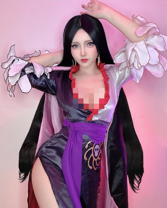 Cosplayer Indonesia lainnya menjelma sebagai Boa Honcock One Piece. Akun Instagram @azulacann yang telah memiliki 377 ribu ini sudah menjadi cosplayer sejak 2015. Foto: Dok. Instagram