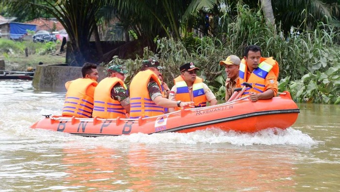 Danrem 044/Gapo Bersama Bupati Muratara Tinjau lokasi banjir