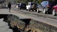 Gempa bumi berkekuatan Magnitudo 7,5 yang mengguncang area Prefektur Ishikawa, Jepang, kemungkinan telah memicu pergeseran daratan di wilayah Noto yang terletak dekat pusat gempa hingga sejauh 1,3 meter ke arah barat. AP Photo