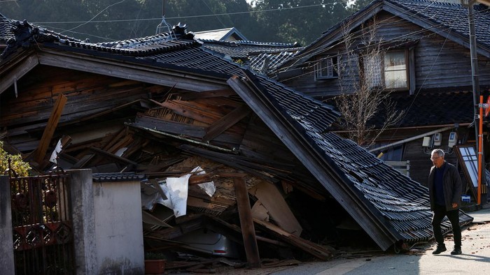 Gempa juga mengakibatkan sejumlah mobil rusak akibat tertimpa bangunan di Jepang, Selasa (2/1/2024).