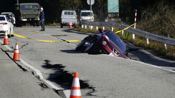 Jalanan Rusak-Rumah Hancur Dihantam Gempa Jepang