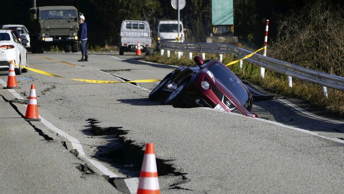 Gempa juga mengakibatkan sejumlah mobil rusak akibat tertimpa bangunan di Jepang, Selasa (2/1/2024).