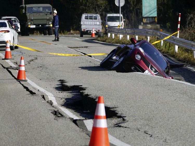 Jalanan Rusak-Rumah Hancur Dihantam Gempa Jepang