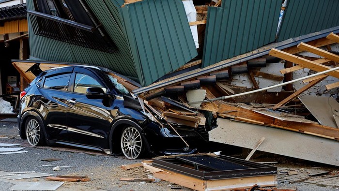 Gempa juga mengakibatkan sejumlah mobil rusak akibat tertimpa bangunan di Jepang, Selasa (2/1/2024).