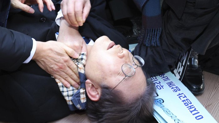 Detik-detik Penikaman Pemimpin Oposisi Korsel Saat Kunjungi Busan South Korean opposition leader Lee Jae-myung is seen after he was injured in Busan, South Korea, Tuesday, Jan. 2, 2024. Lee was attacked and injured by an unidentified man during a visit Tuesday to the southeastern city of Busan, emergency officials said. (Sohn Hyung-joo/Yonhap via AP)