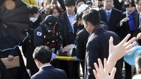 Lee yang merupakan ketua Partai Demokrat, partai oposisi utama di Korsel, diserang dengan benda tajam di sisi kiri lehernya pada Selasa (2/1) pagi, sekitar pukul 10.27 waktu setempat. Lee dilarikan ke rumah sakit setempat sekitar 20 menit usai serangan terjadi. Pelaku penikaman, yang identitasnya belum diketahui, berhasil ditangkap di lokasi kejadian. Ha Kyung-min/Newsis via AP
