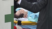 Pelaku penikaman, yang identitasnya belum diketahui, berhasil ditangkap di lokasi kejadian. Motif pelaku belum diketahui. Im Hwa-young/Yonhap via AP
