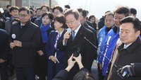 Seperti dilansir AFP dan kantor berita Yonhap, Selasa (2/1/2024), Lee yang merupakan ketua Partai Demokrat, partai oposisi utama di Korsel, diserang dengan benda tajam di sisi kiri lehernya pada Selasa (2/1) pagi, sekitar pukul 10.27 waktu setempat. Sohn Hyung-joo/Yonhap via AP