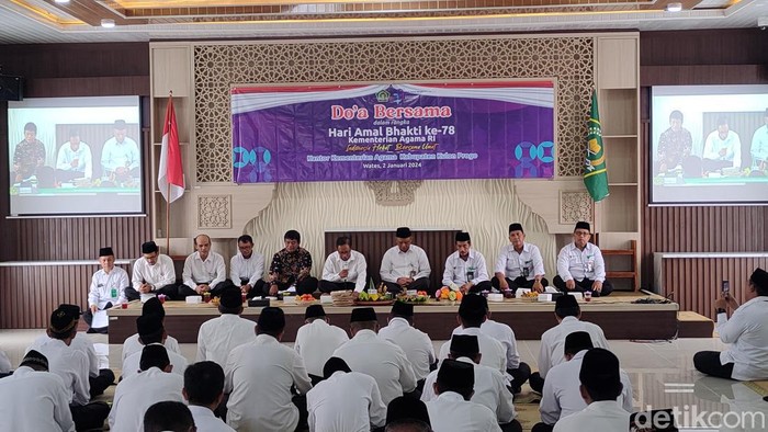 Prosesi doa lintas agama yang digelar di Kantor Kementerian Agama Kulon Progo, Selasa (2/1).