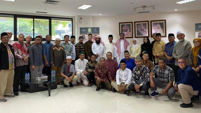 Duta Besar Arab Saudi untuk Indonesia, Faisal Abdullah H. Amodi bersama dengan 50 orang yang mendapat undangan umrah dari Raja Salman.