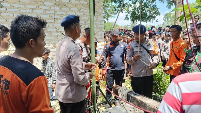 Evakuasi korban yang tewas dalam sumur di Pamekasan
