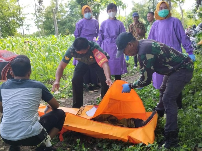 Evakuasi pria pemotor trail di tepi hutan wilayah Desa Krakitan, Kecamatan Bayat, Kabupaten Klaten, Selasa (2/1/2024) pagi.